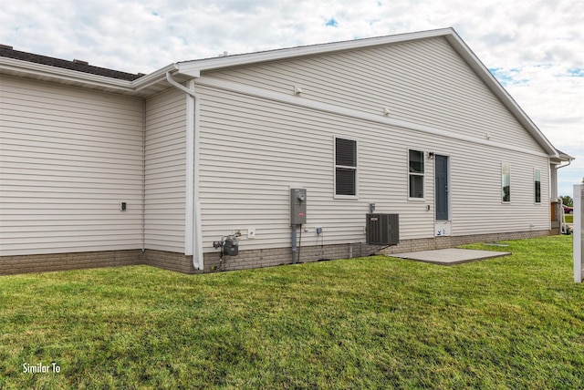 9764 Regatta Ln, Johnston, IA 50131 - back of house with a yard