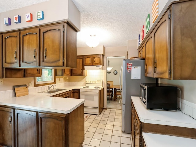 904 52nd St, West Des Moines, IA 50265 - kitchen featuring electric stove, black microwave, a peninsula, under cabinet range hood, and a textured ceiling