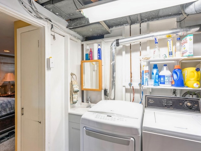 110 E 20th St N, Newton, IA 50208 - laundry area featuring washer and dryer