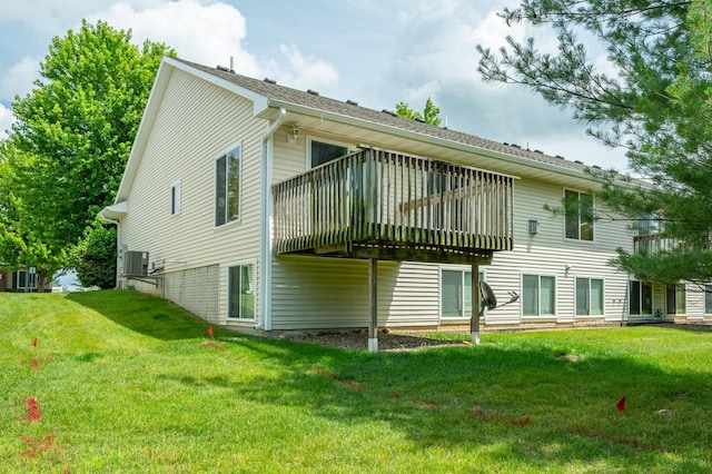 5514 SE 24th St, Des Moines, IA 50320 - view of side of home with a yard and a wooden deck