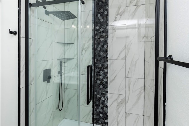 3113 E 36th Ct, Des Moines, IA 50317 - bathroom featuring a stall shower