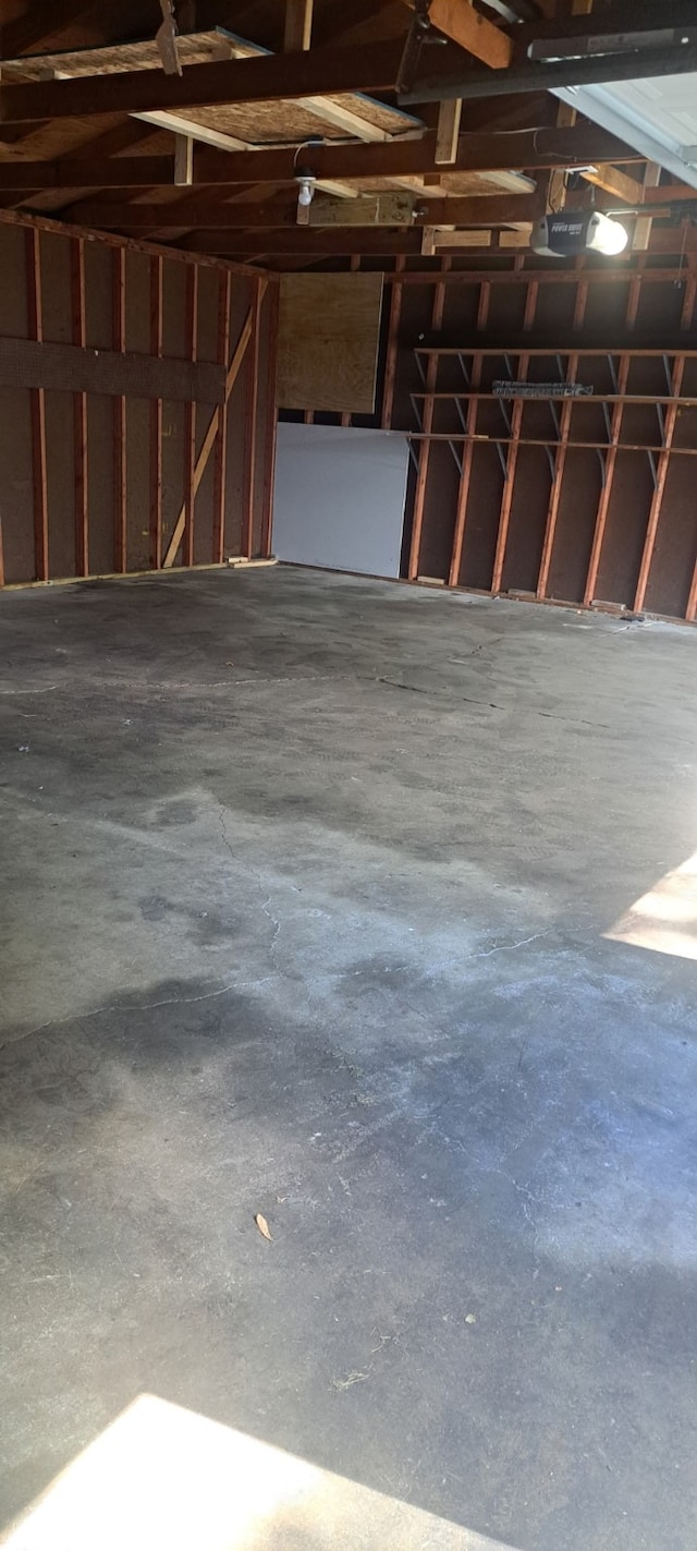 3113 E 36th Ct, Des Moines, IA 50317 - view of garage