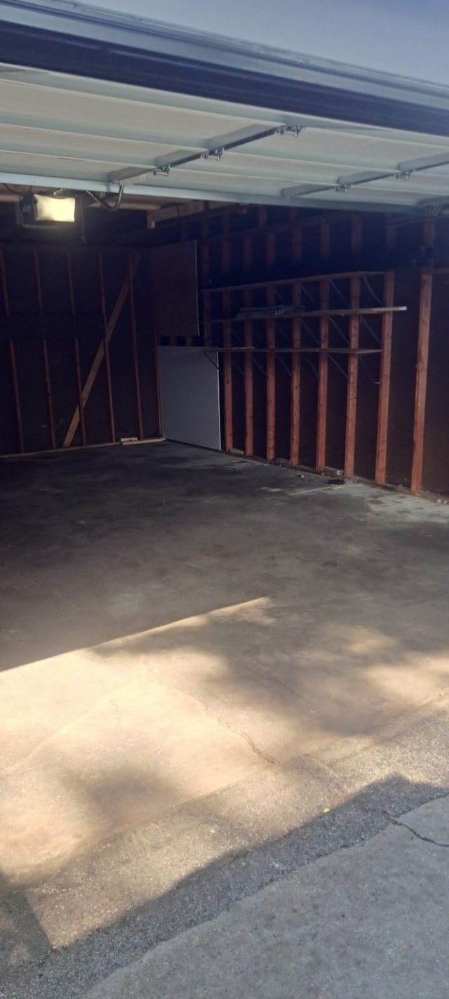 3113 E 36th Ct, Des Moines, IA 50317 - view of garage