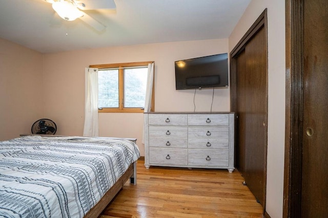 331 E 24th St N, Newton, IA 50208 - bedroom with light wood-style flooring and ceiling fan