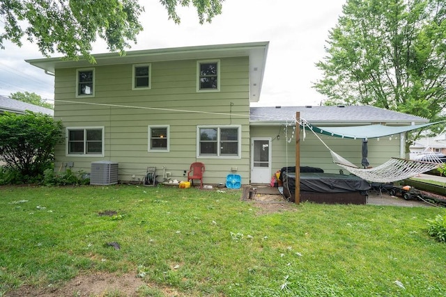 331 E 24th St N, Newton, IA 50208 - back of house with a hot tub and a yard