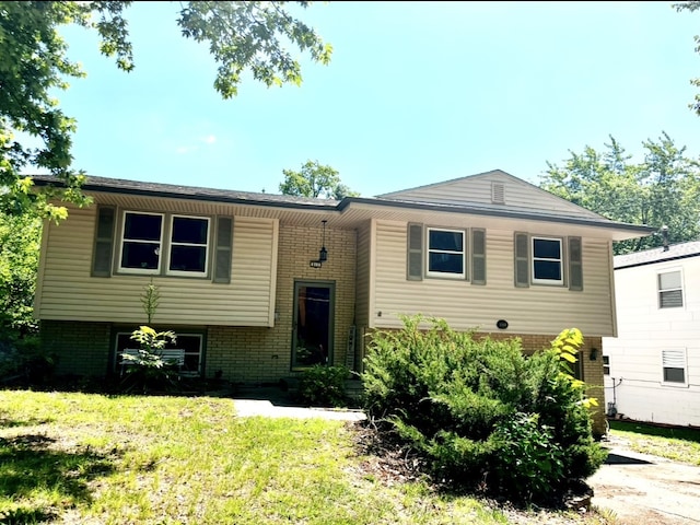 815 Knob Hill Dr, Des Moines, IA 50317 - raised ranch featuring brick siding and a front lawn
