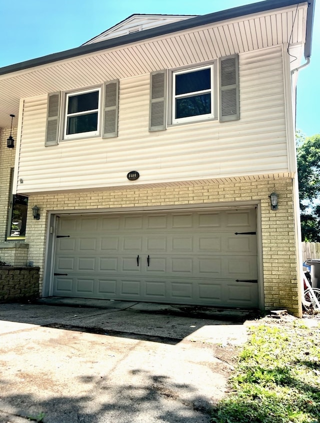 815 Knob Hill Dr, Des Moines, IA 50317 - view of garage