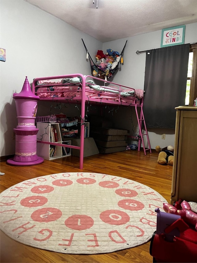 815 Knob Hill Dr, Des Moines, IA 50317 - bedroom featuring wood finished floors and a textured ceiling