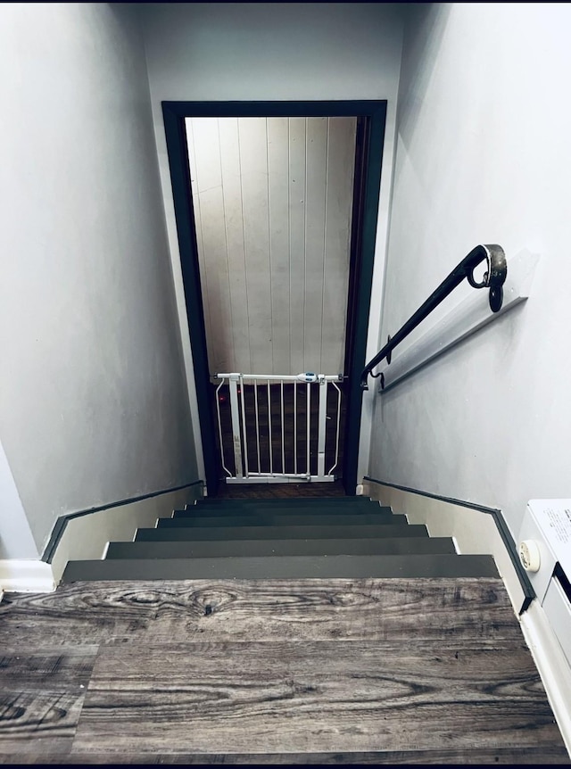 815 Knob Hill Dr, Des Moines, IA 50317 - view of staircase