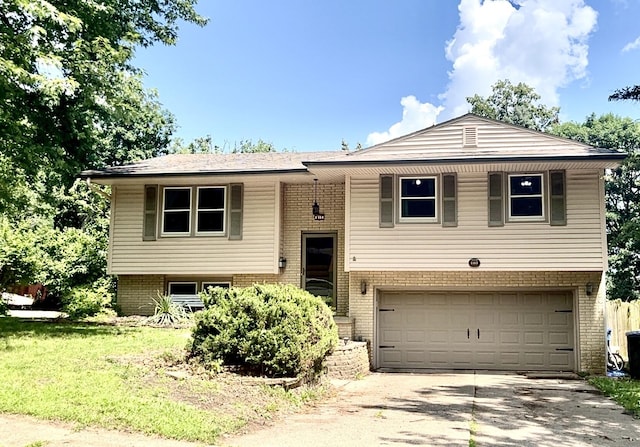 815 Knob Hill Dr, Des Moines, IA 50317 - raised ranch featuring brick siding, an attached garage, and driveway