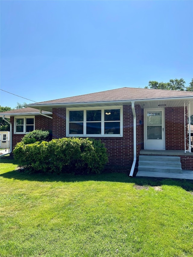 2327 Glenbrook Dr, Des Moines, IA 50316 - ranch-style house featuring brick siding and a front yard
