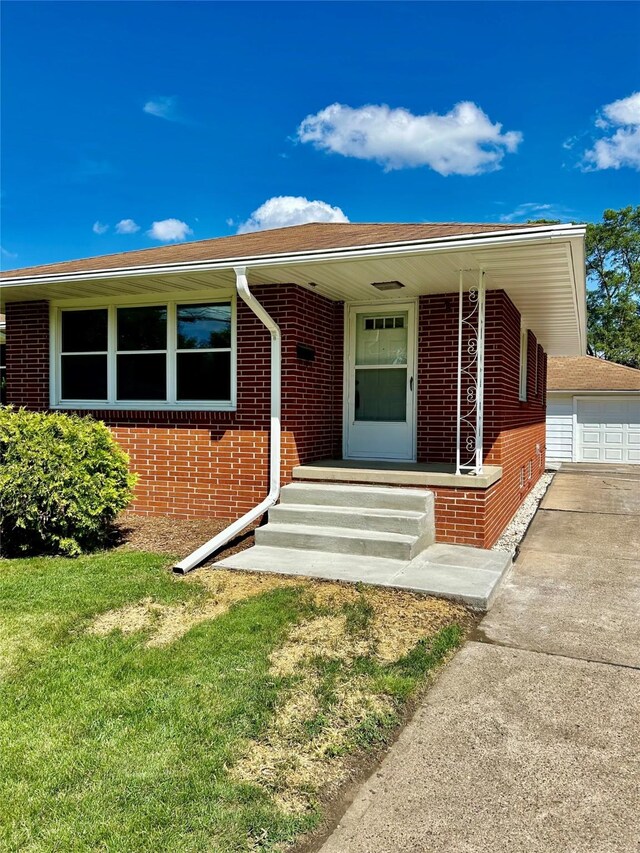 2327 Glenbrook Dr, Des Moines, IA 50316 - view of front of house featuring brick siding and a front yard