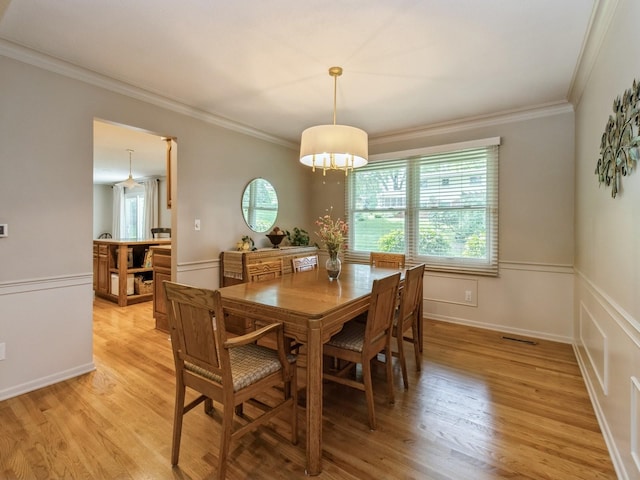 2906 Watrous Ave, Des Moines, IA 50321 - dining space featuring ornamental molding and light wood-style flooring