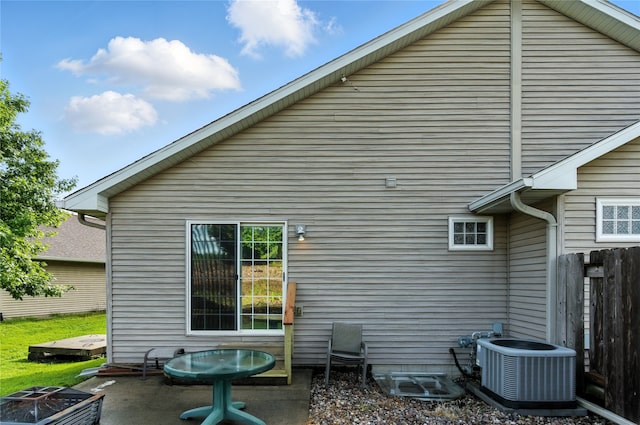 711 Kitterman Cir, Norwalk, IA 50211 - rear view of property with a patio area