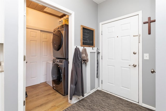 2323 E Porter Ave Unit 36, Des Moines, IA 50320 - laundry area featuring stacked washing machine and dryer and light wood-style floors