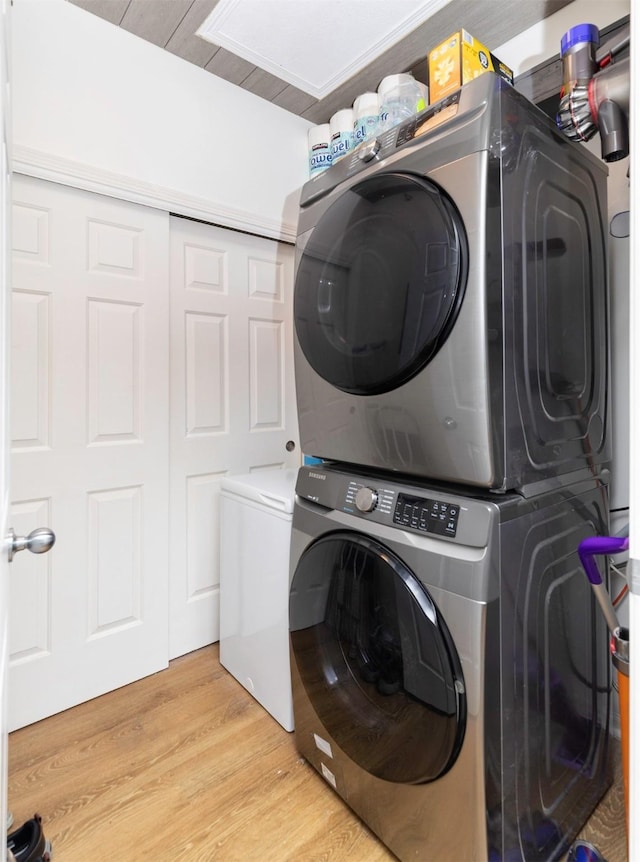 2323 E Porter Ave Unit 36, Des Moines, IA 50320 - laundry area with stacked washer / drying machine and light wood-type flooring