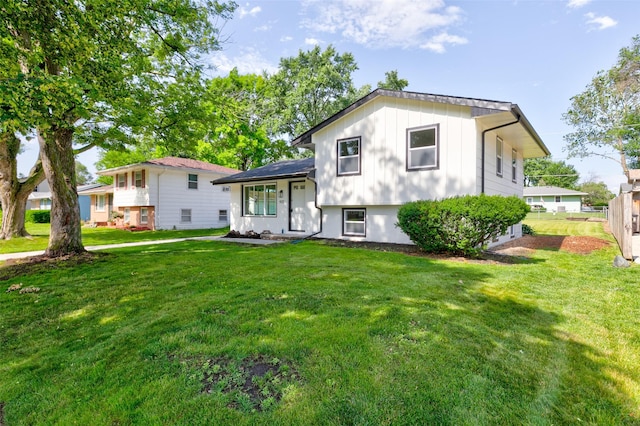 4132 E 24th Ct, Des Moines, IA 50317 - tri-level home with a front yard