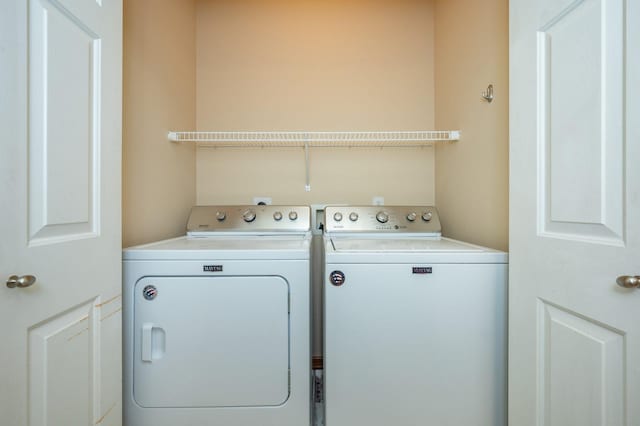 8601 Westown Pkwy Unit 18211, West Des Moines, IA 50266 - laundry area with washer and clothes dryer