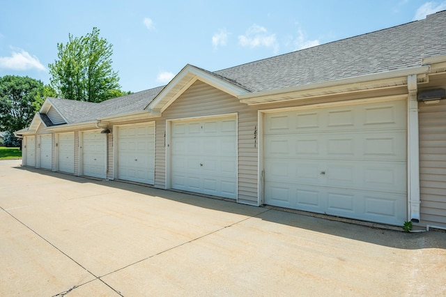 8601 Westown Pkwy Unit 18211, West Des Moines, IA 50266 - view of garage