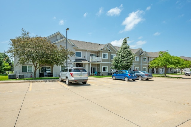 8601 Westown Pkwy Unit 18211, West Des Moines, IA 50266 - view of property featuring uncovered parking and a residential view