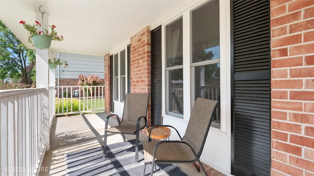 608 E 15th St N, Newton, IA 50208 - view of covered porch