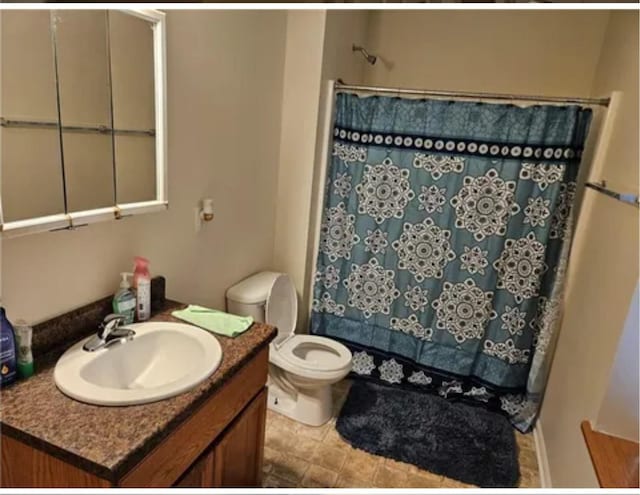 1096 Buchanan St, Des Moines, IA 50316 - bathroom featuring vanity and a shower with curtain