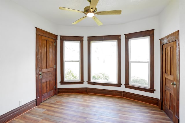 403 E 2nd St S, Newton, IA 50208 - entryway featuring healthy amount of natural light, light wood-type flooring, and a ceiling fan