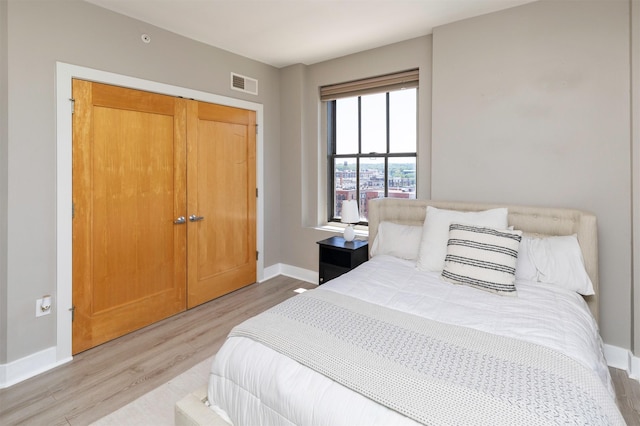 400 Walnut St Unit 901, Des Moines, IA 50309 - bedroom featuring light wood-style floors and a closet