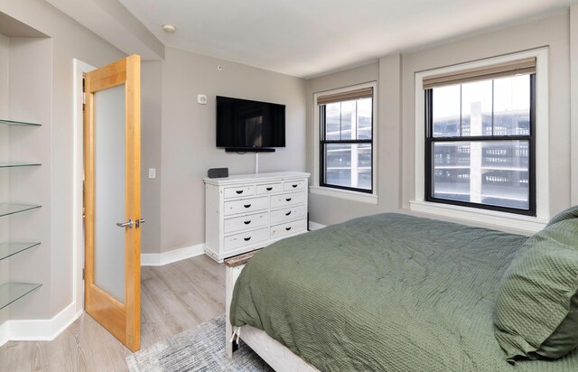 400 Walnut St Unit 901, Des Moines, IA 50309 - bedroom with light wood-style floors and baseboards