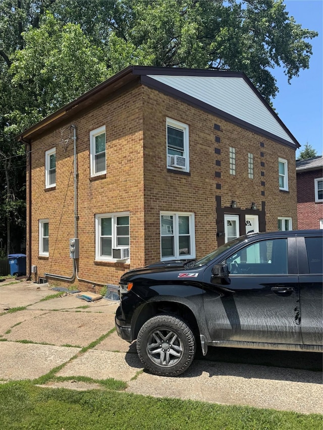 1008 Kingman Dr, Des Moines, IA 50311 - view of home's exterior with brick siding