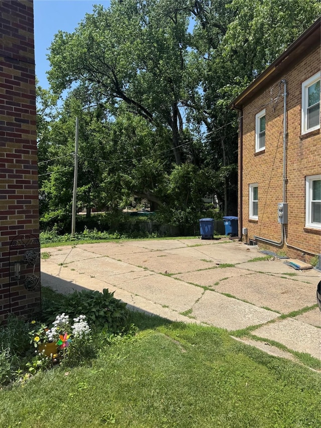 1008 Kingman Dr, Des Moines, IA 50311 - view of yard featuring a patio