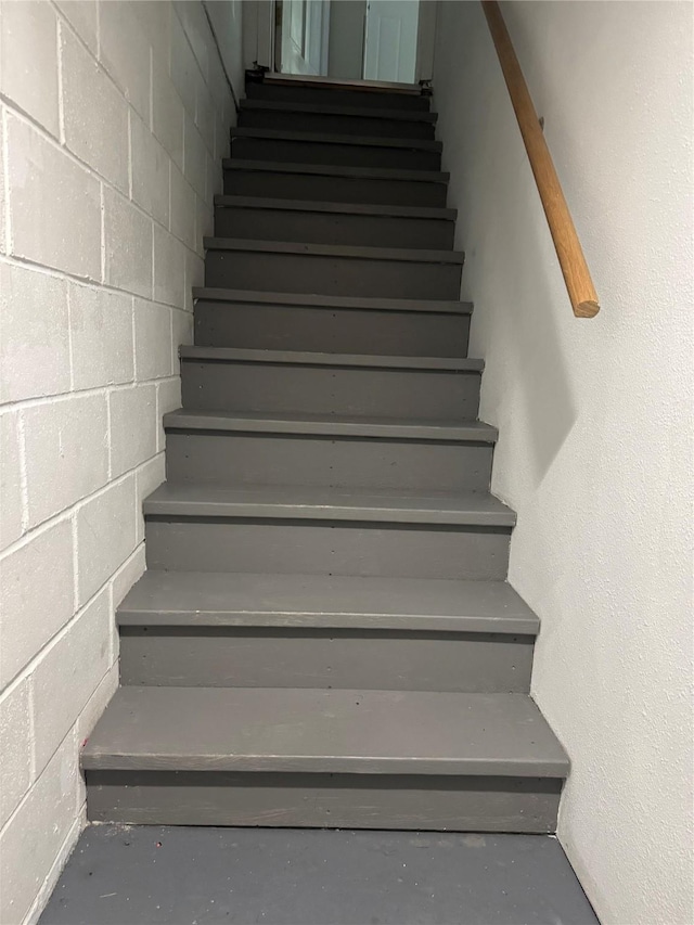 1008 Kingman Dr, Des Moines, IA 50311 - stairway featuring concrete flooring