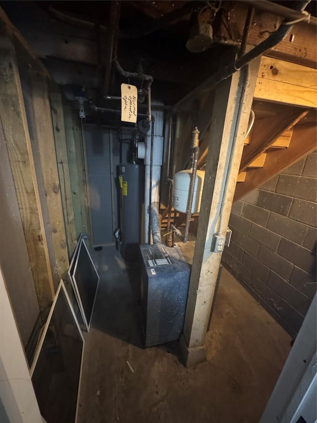 1008 Kingman Dr, Des Moines, IA 50311 - unfinished below grade area featuring water heater