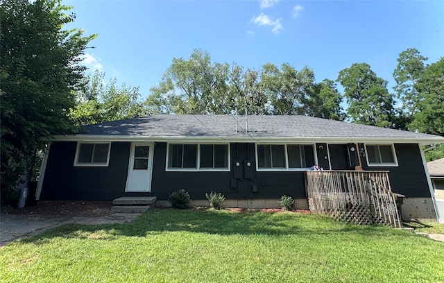 424/426 E Leach Ave, Des Moines, IA 50315 - ranch-style house with a front lawn, entry steps, and a shingled roof