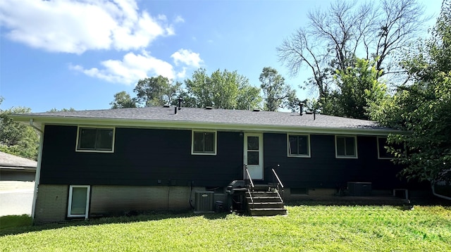 424/426 E Leach Ave, Des Moines, IA 50315 - back of property featuring a lawn and entry steps