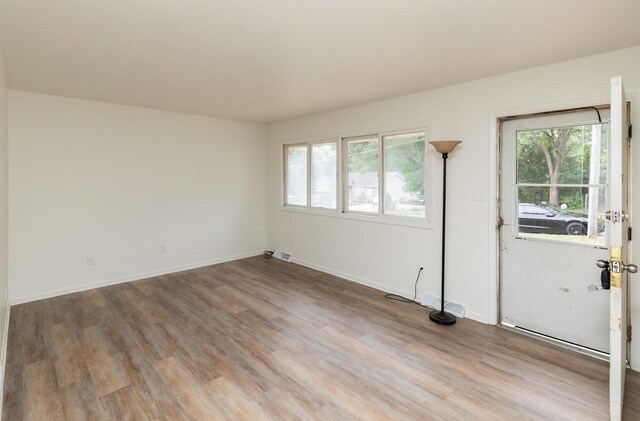 424/426 E Leach Ave, Des Moines, IA 50315 - spare room featuring light wood-type flooring and baseboards
