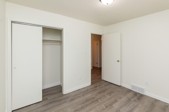 424/426 E Leach Ave, Des Moines, IA 50315 - unfurnished bedroom featuring light wood-style floors and a closet