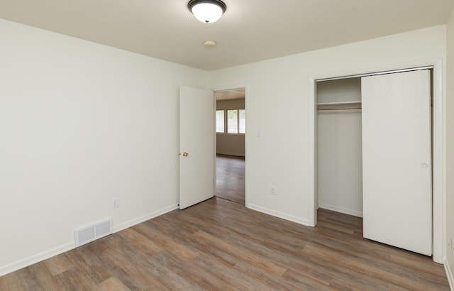 424/426 E Leach Ave, Des Moines, IA 50315 - unfurnished bedroom with wood finished floors and a closet