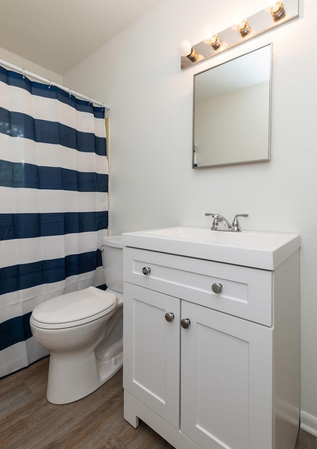 424/426 E Leach Ave, Des Moines, IA 50315 - full bath featuring vanity, wood finished floors, and a shower with curtain