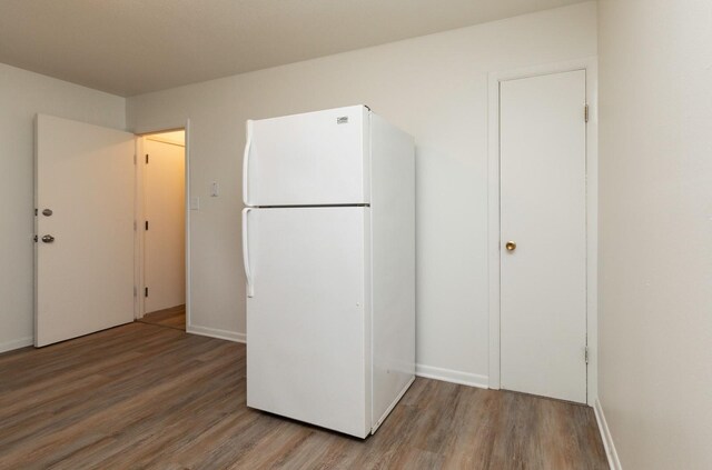 424/426 E Leach Ave, Des Moines, IA 50315 - kitchen with freestanding refrigerator and light wood-style floors