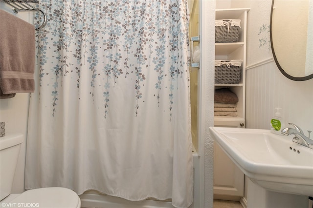 2730 53rd St, Des Moines, IA 50310 - bathroom featuring toilet and shower / tub combo with curtain