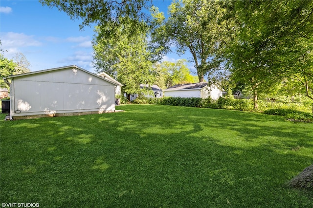 2730 53rd St, Des Moines, IA 50310 - view of green lawn