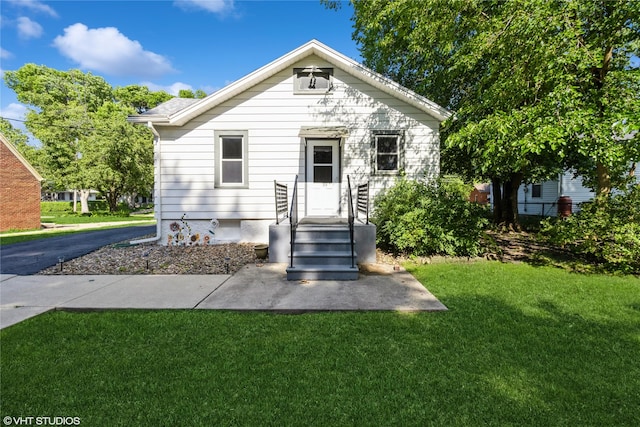 2730 53rd St, Des Moines, IA 50310 - bungalow-style home with a front yard