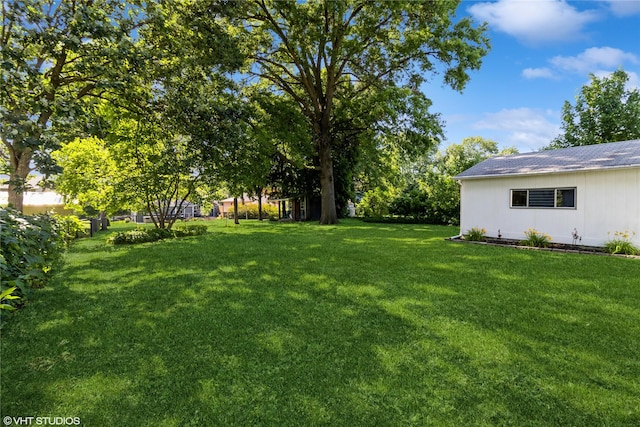 2730 53rd St, Des Moines, IA 50310 - view of grassy yard