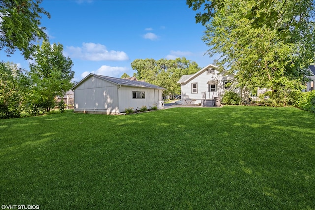 2730 53rd St, Des Moines, IA 50310 - view of green lawn