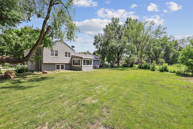 4200 SW 23rd Pl, Des Moines, IA 50321 - view of grassy yard