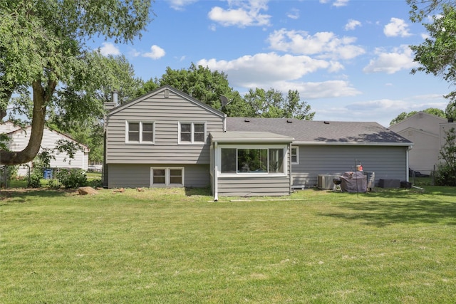 4200 SW 23rd Pl, Des Moines, IA 50321 - back of house with a lawn and a shingled roof