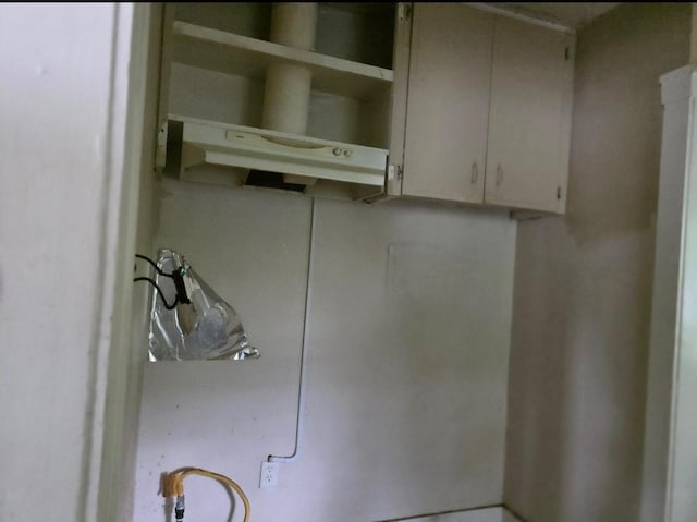 2127 E 13th St, Des Moines, IA 50316 - view of washroom