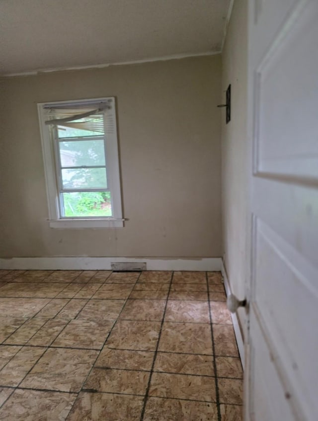 2127 E 13th St, Des Moines, IA 50316 - empty room featuring baseboards