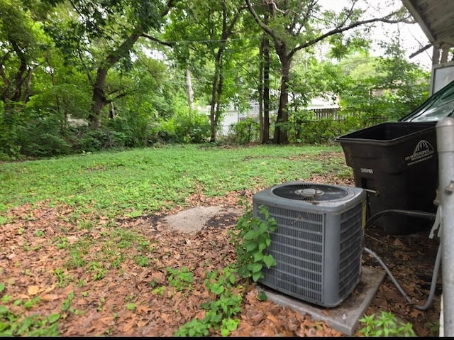 2127 E 13th St, Des Moines, IA 50316 - view of yard